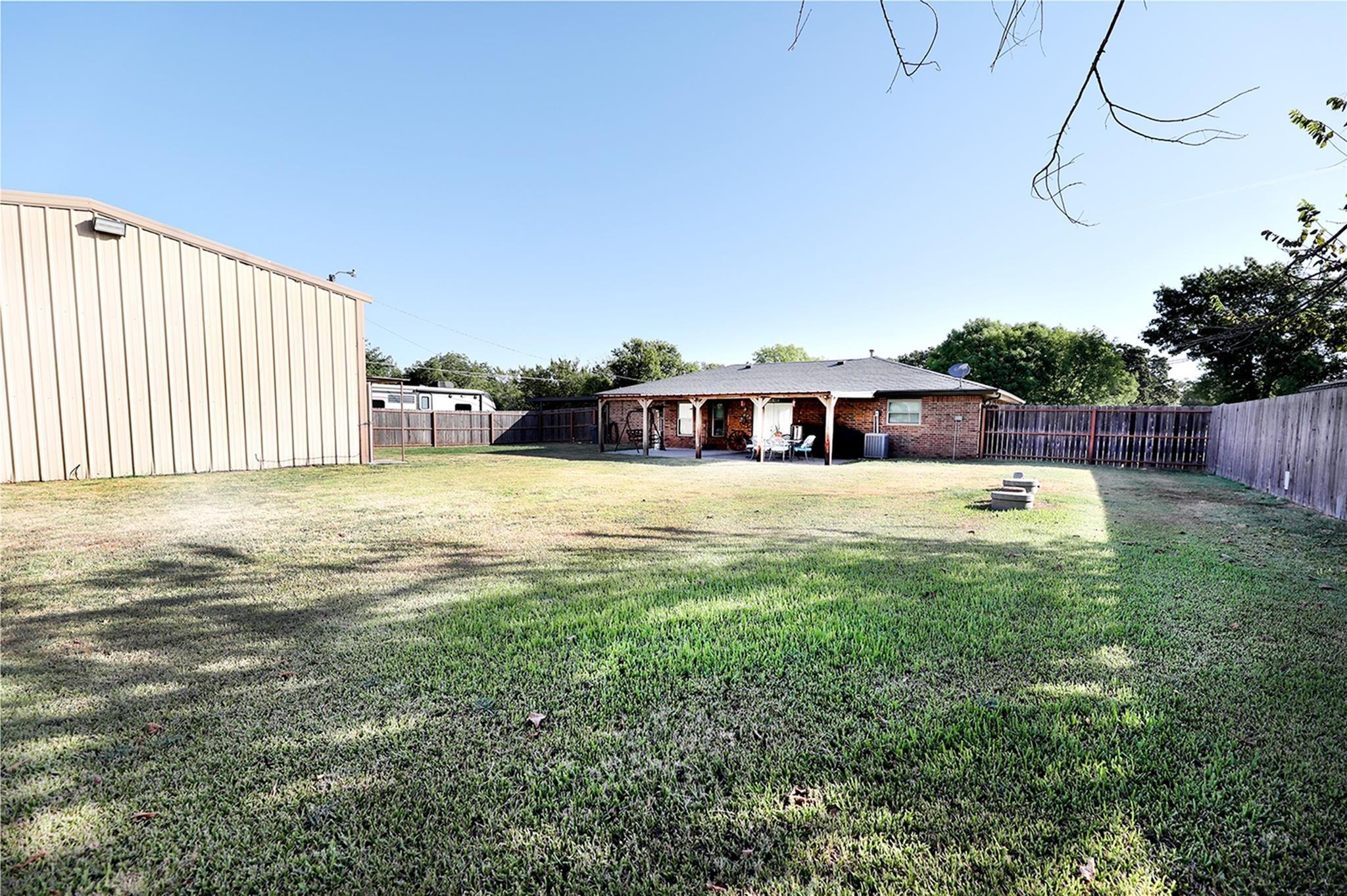 Alicia St, Bowie, TX 76230