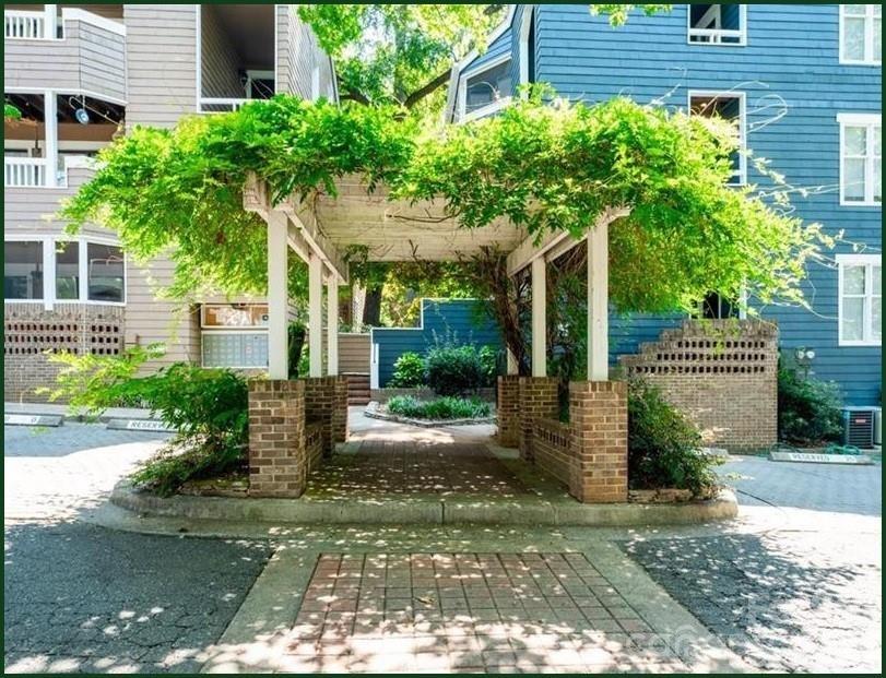 W 8th St, Charlotte, NC 28202
