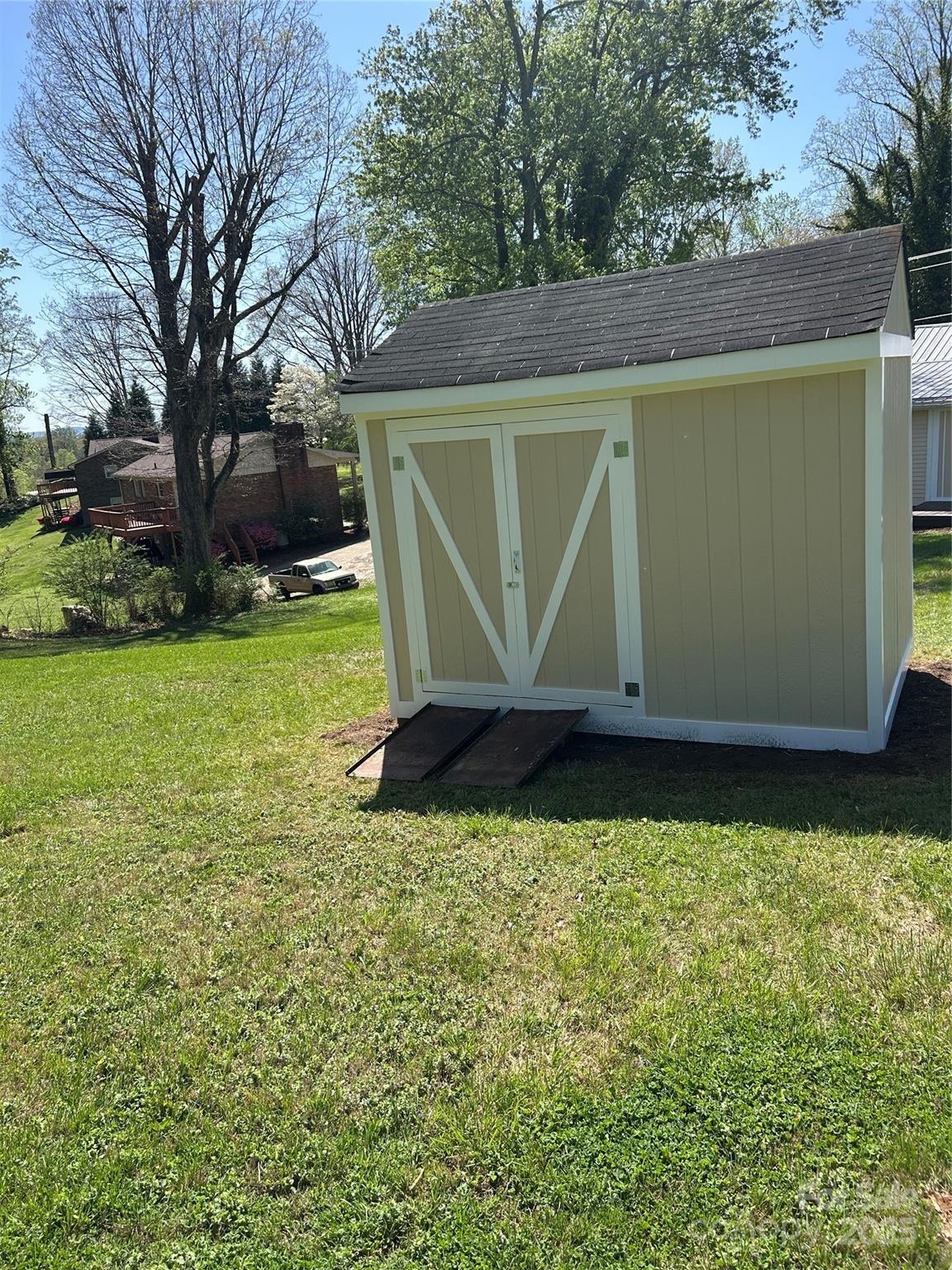 W Highland Ave, Elkin, NC 28621