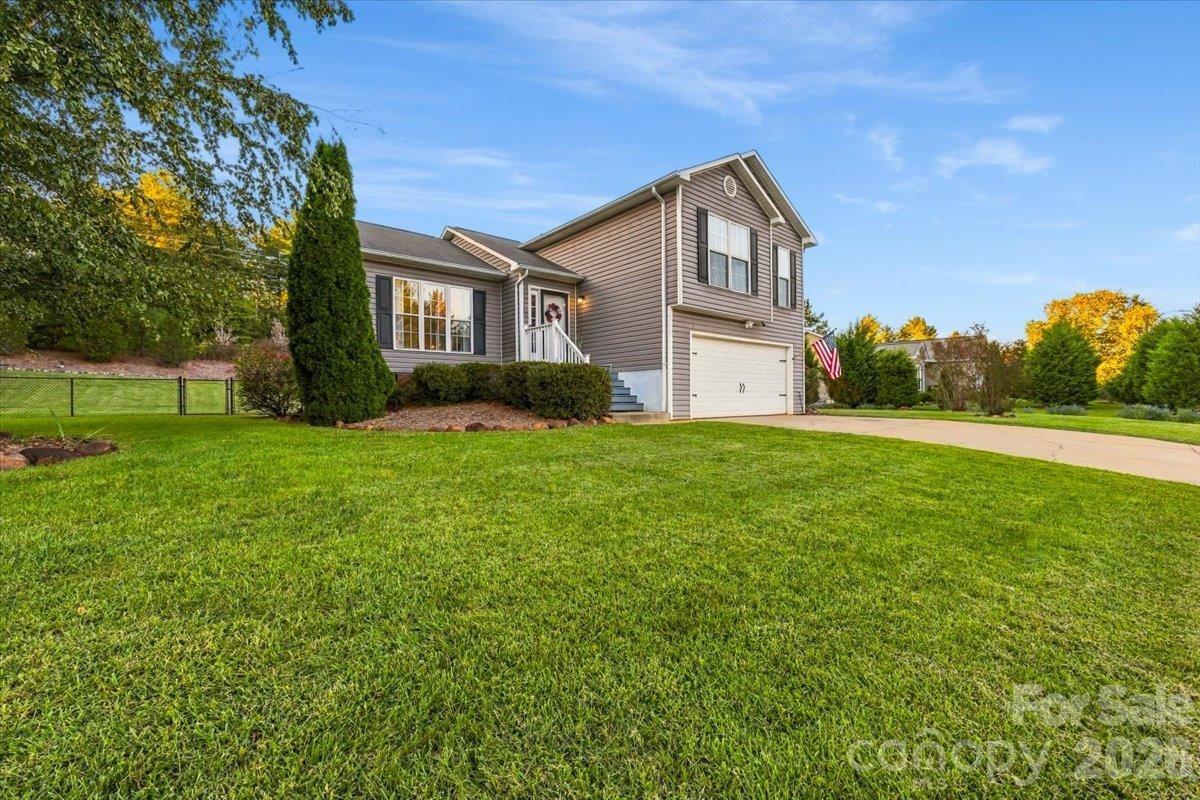 S River Glen Dr, Morganton, NC 28655