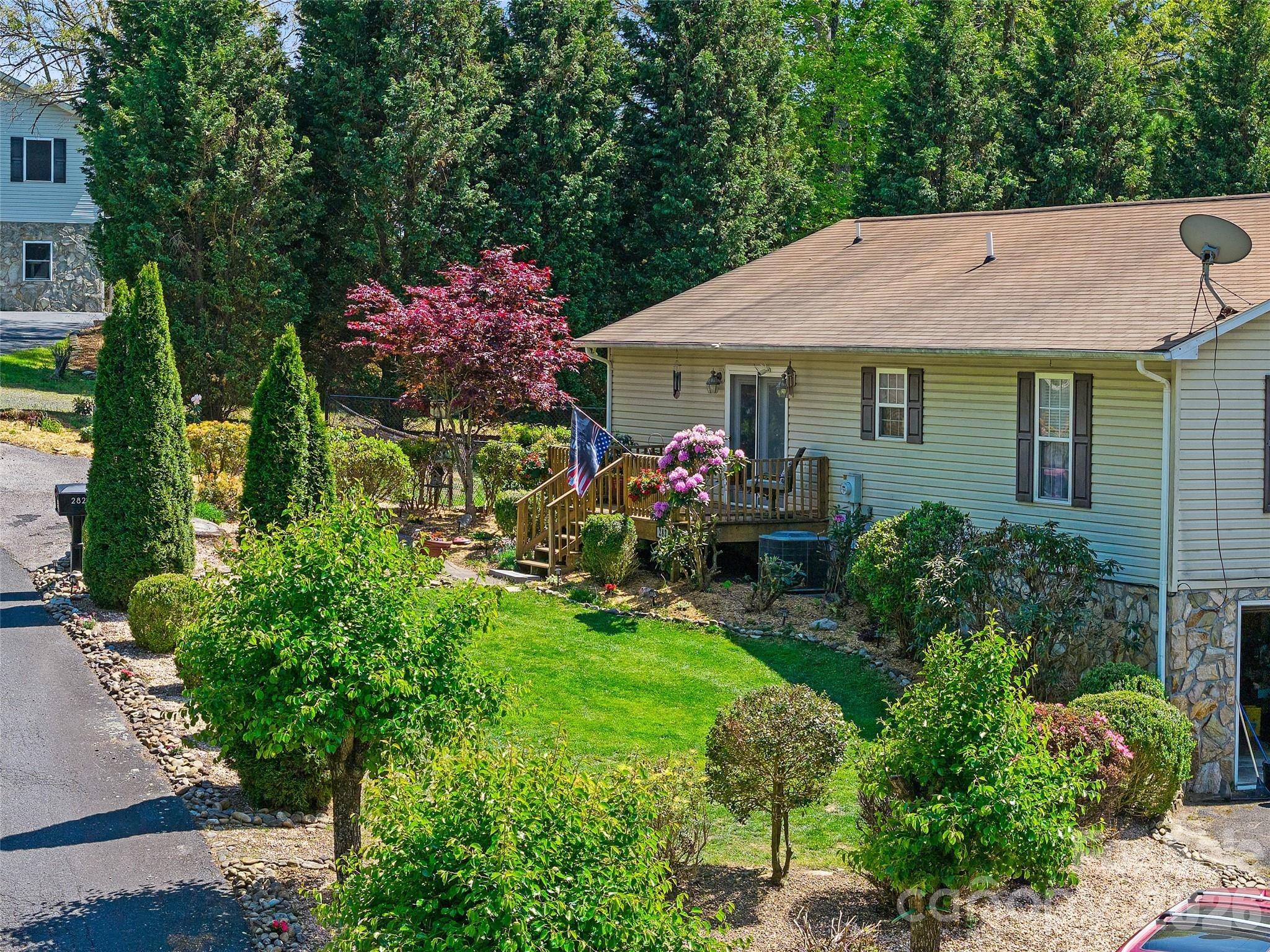 Sourwood Dr, Spruce Pine, NC 28777