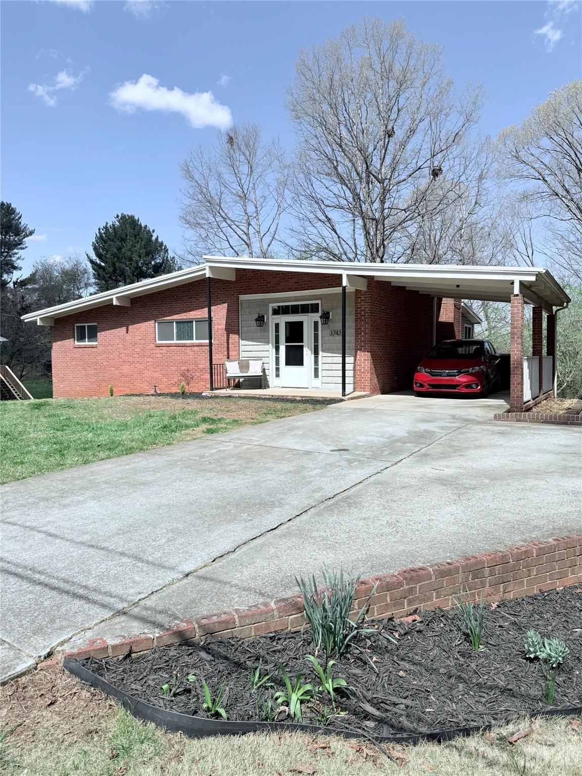 Crosland Rd, Winston Salem, NC 27106