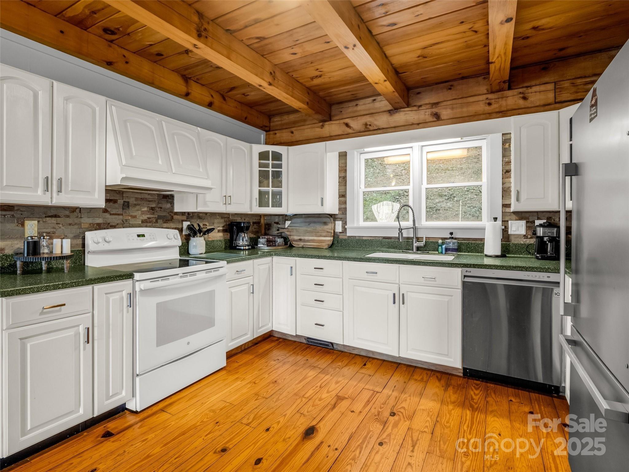 Rainbow Cir, Lake Lure, NC 28746