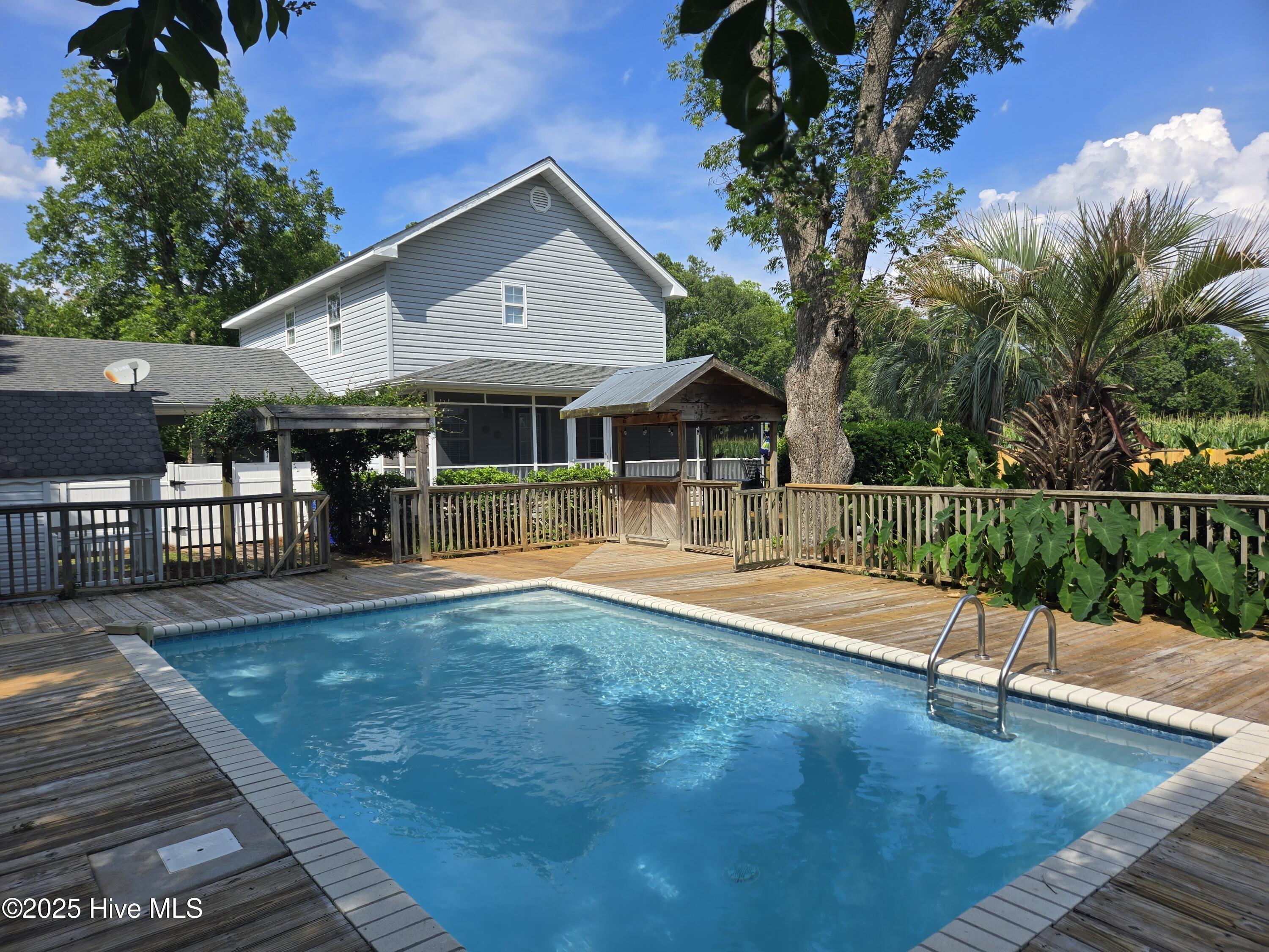 Schley Ave, Lake Waccamaw, NC 28450