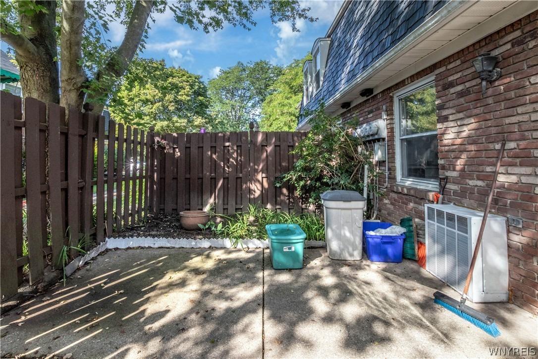 Oakbrook Dr, Buffalo, NY 14221
