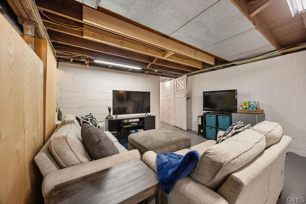 Clarence Dr, Syracuse, NY 13212