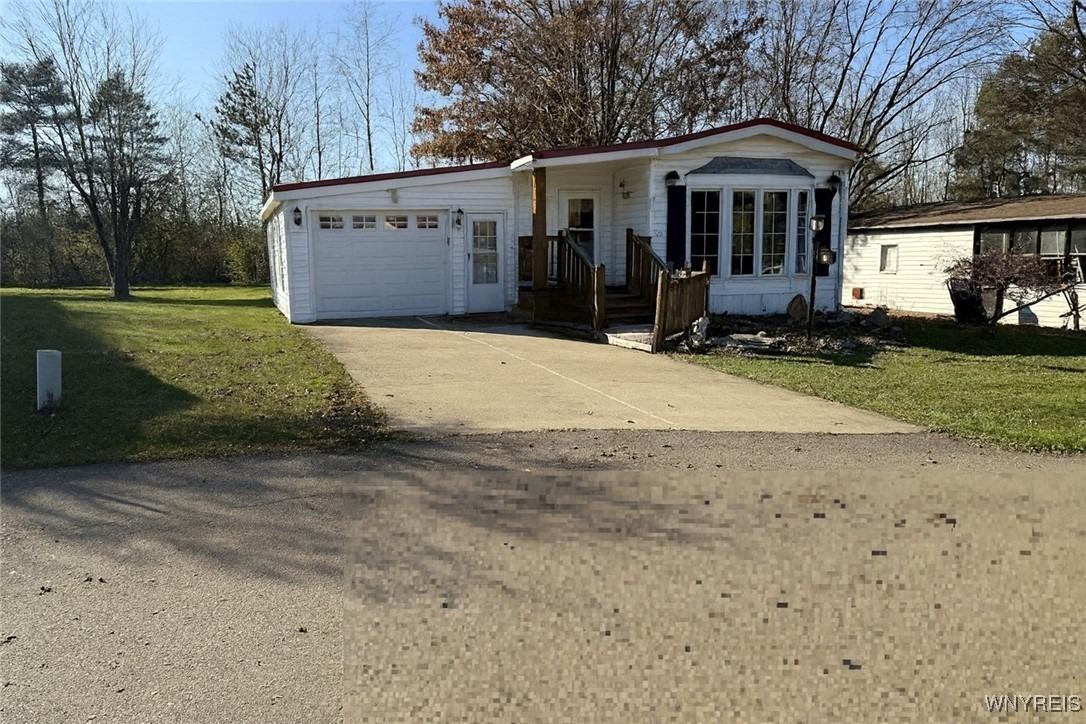W Canyon Dr, Hamburg, NY 14075