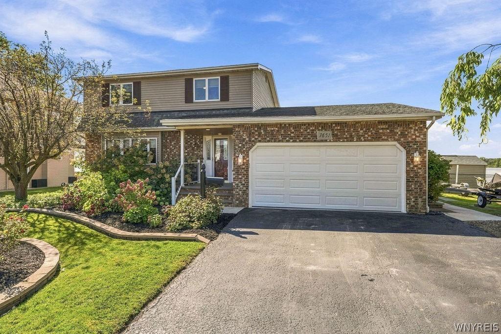 W Rivershore Dr, Niagara Falls, NY 14304