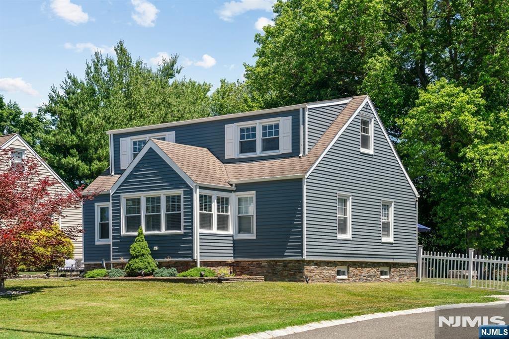 Dale Dr, Fairfield, NJ 07004