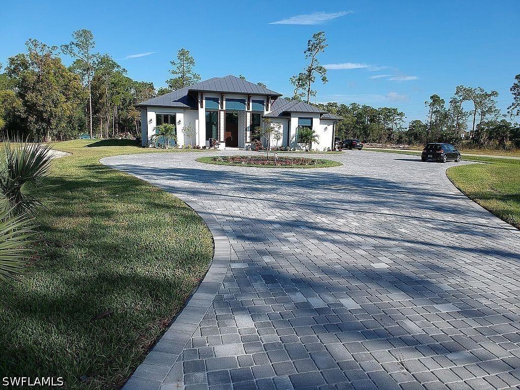 Livingston Woods Ln, Naples, FL 34109