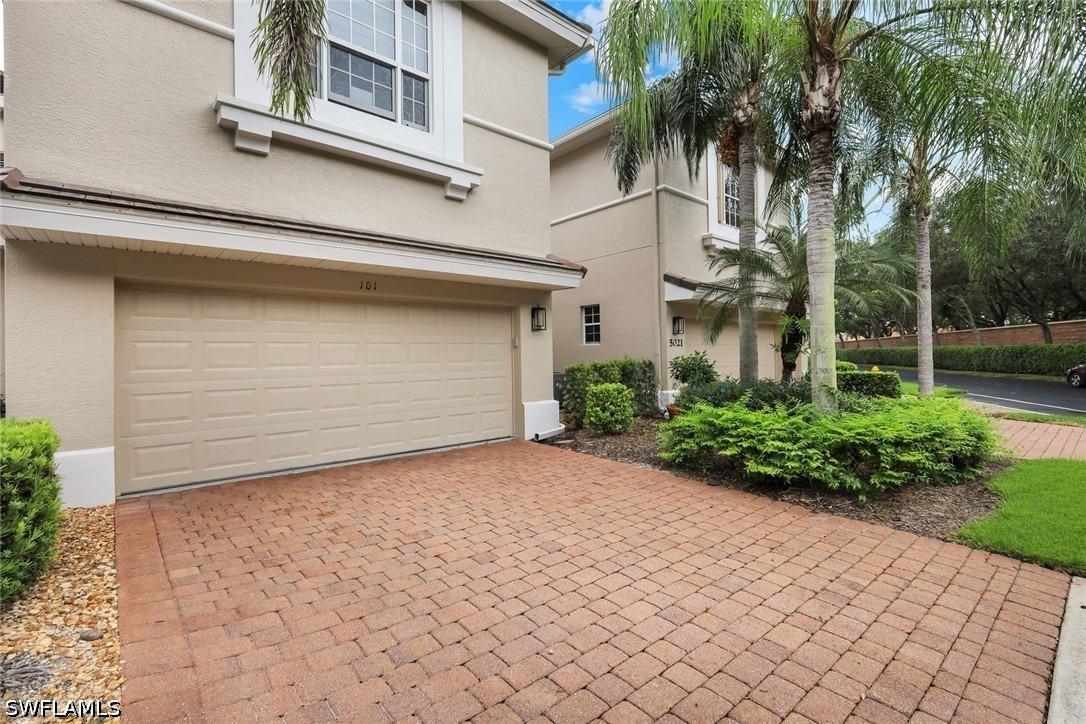Maxwell Cir, Naples, FL 34105