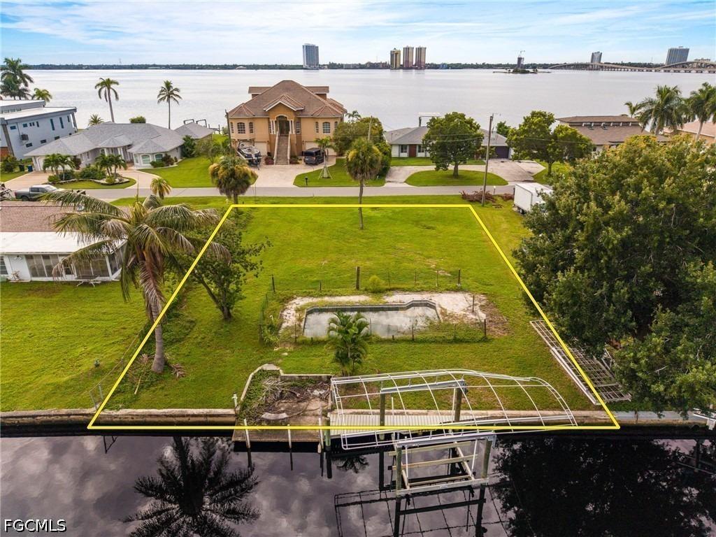 E North Shore Ave, North Fort Myers, FL 33917