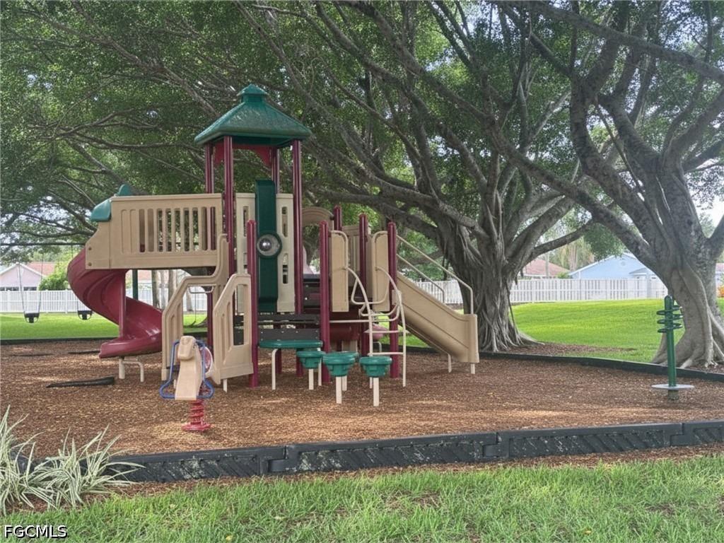Lakeside View Dr, Fort Myers, FL 33919