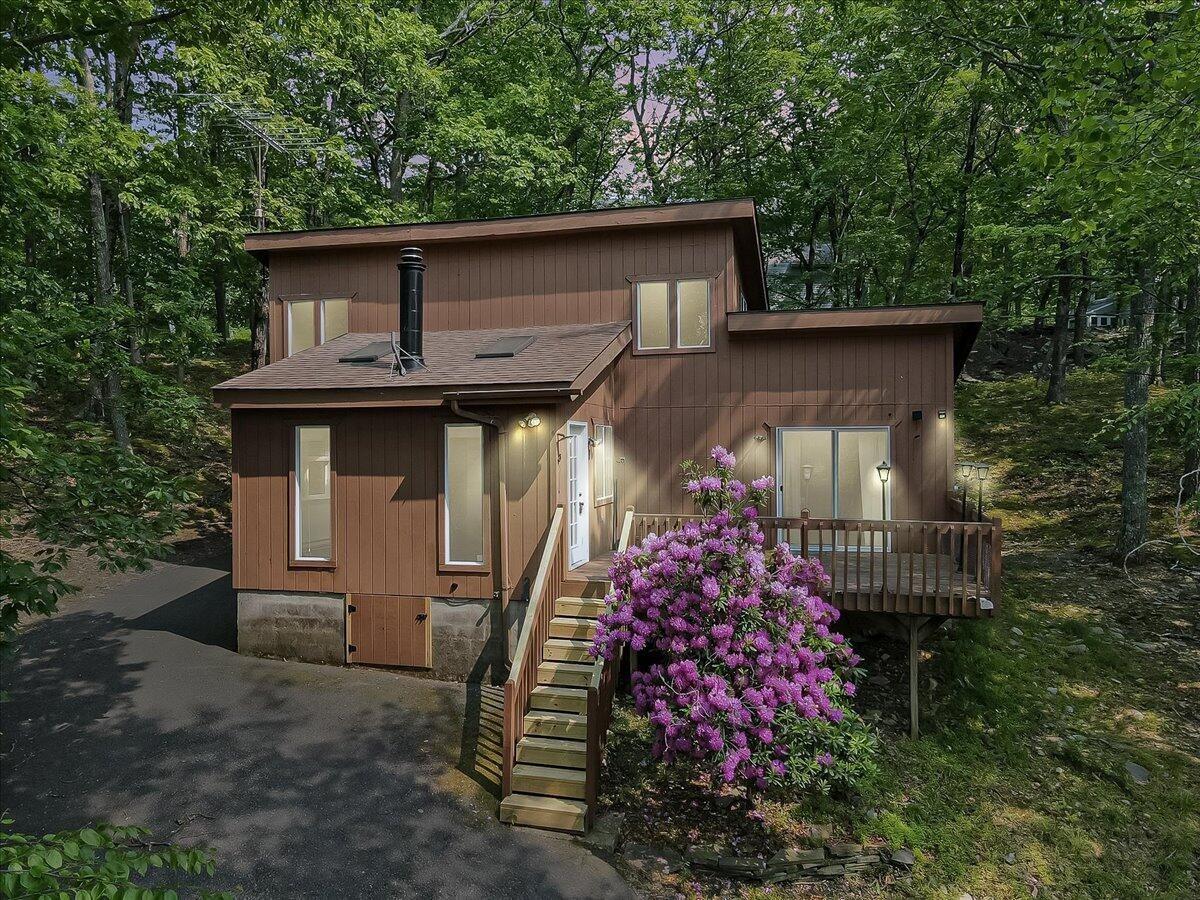 Woodbridge Dr E, Bushkill, PA 18324