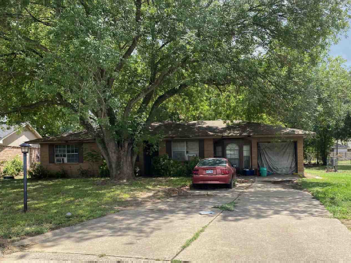 Lou John St, Hearne, TX 77859
