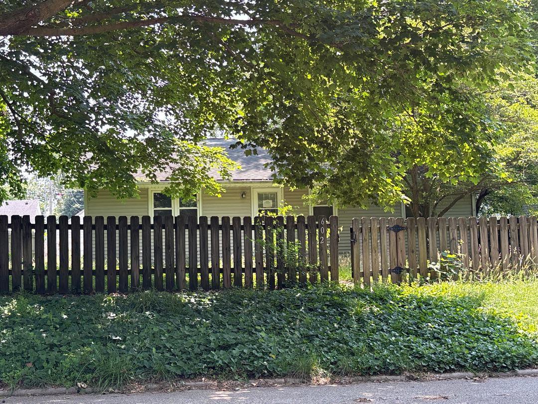 W 3rd St, Delavan, IL 61734