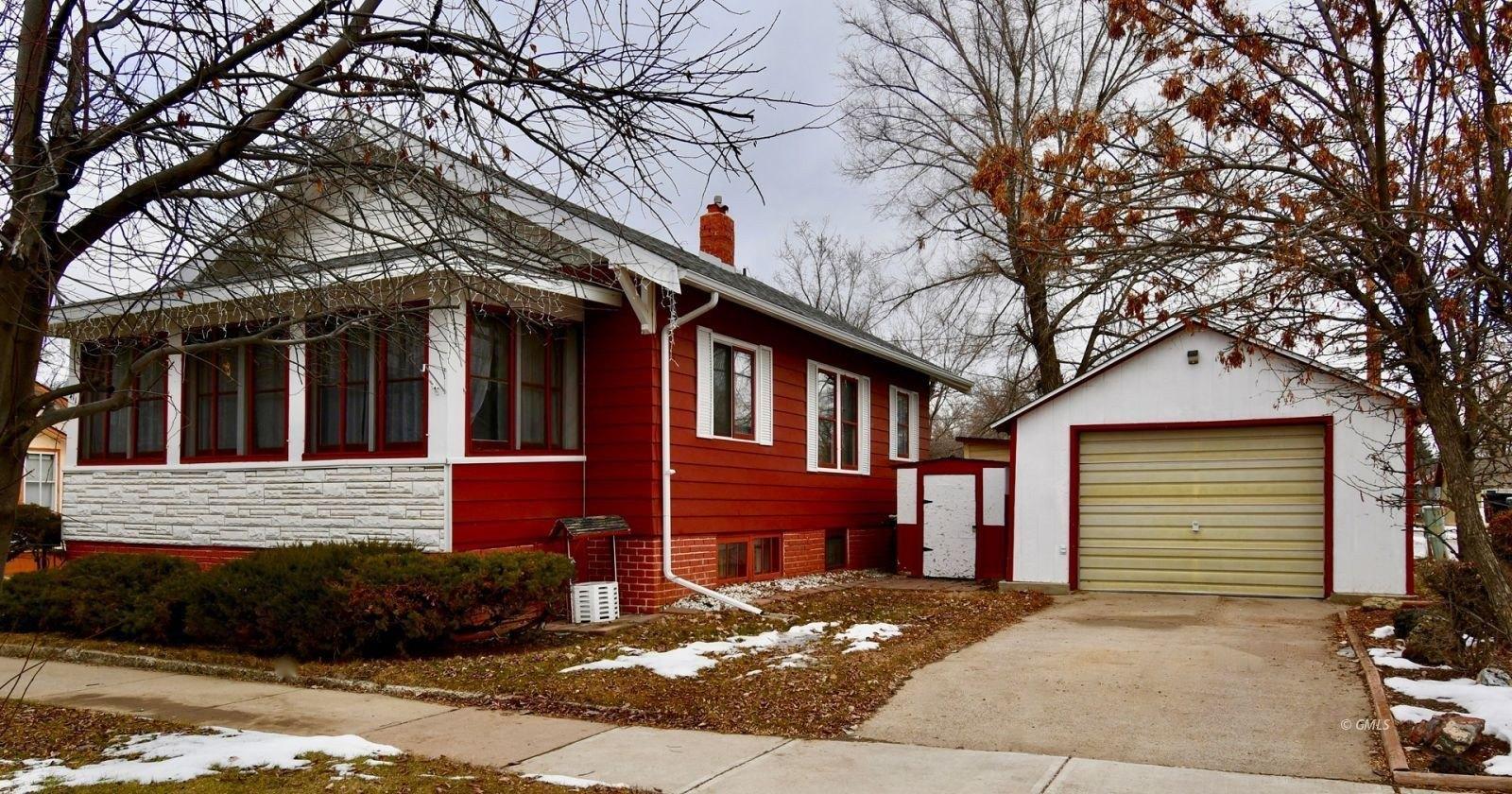 E Valentine St, Glendive, MT 59330
