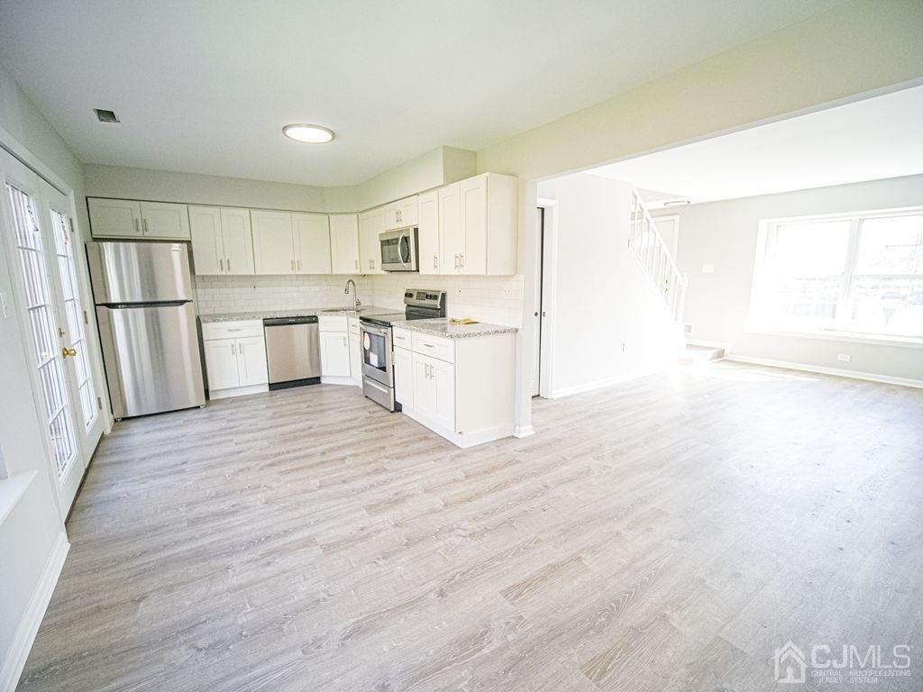 Lantern Ln, Sayreville, NJ 08872