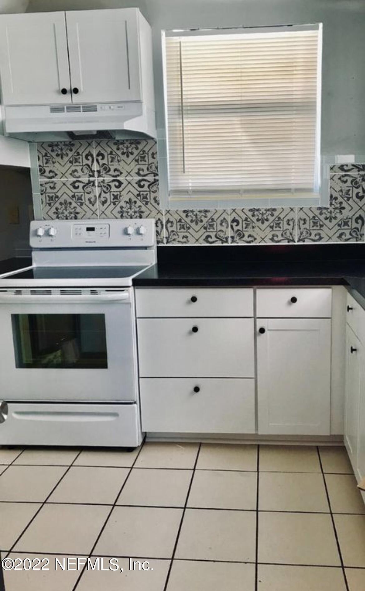 Burkholder Cir E, Jacksonville, FL 32216