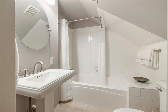 E 17th Pl, Tulsa, OK 74104