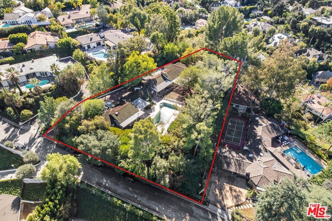 Royal Oak Rd, Encino, CA 91436