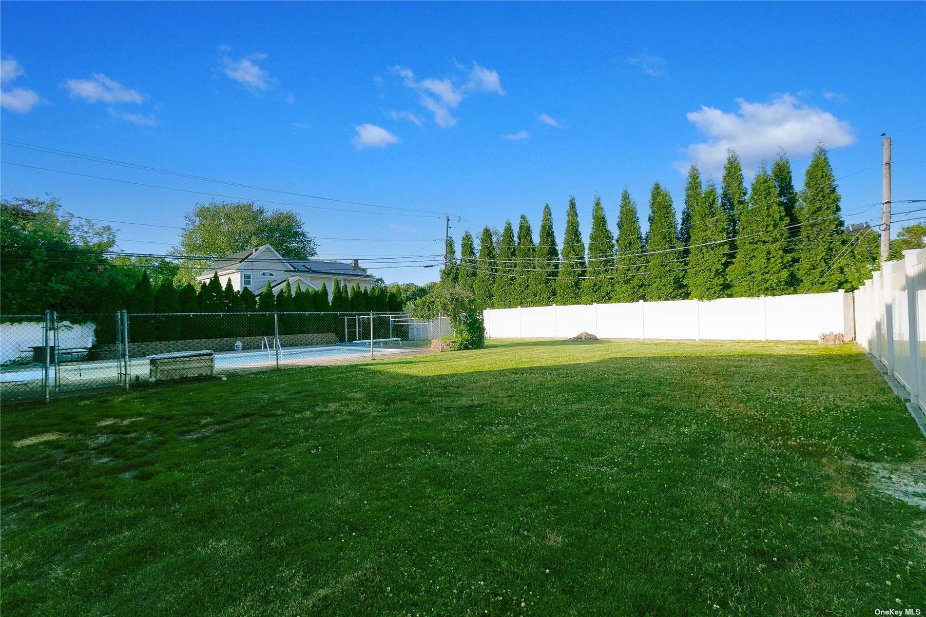 Simmons Dr, East Islip, NY 11730