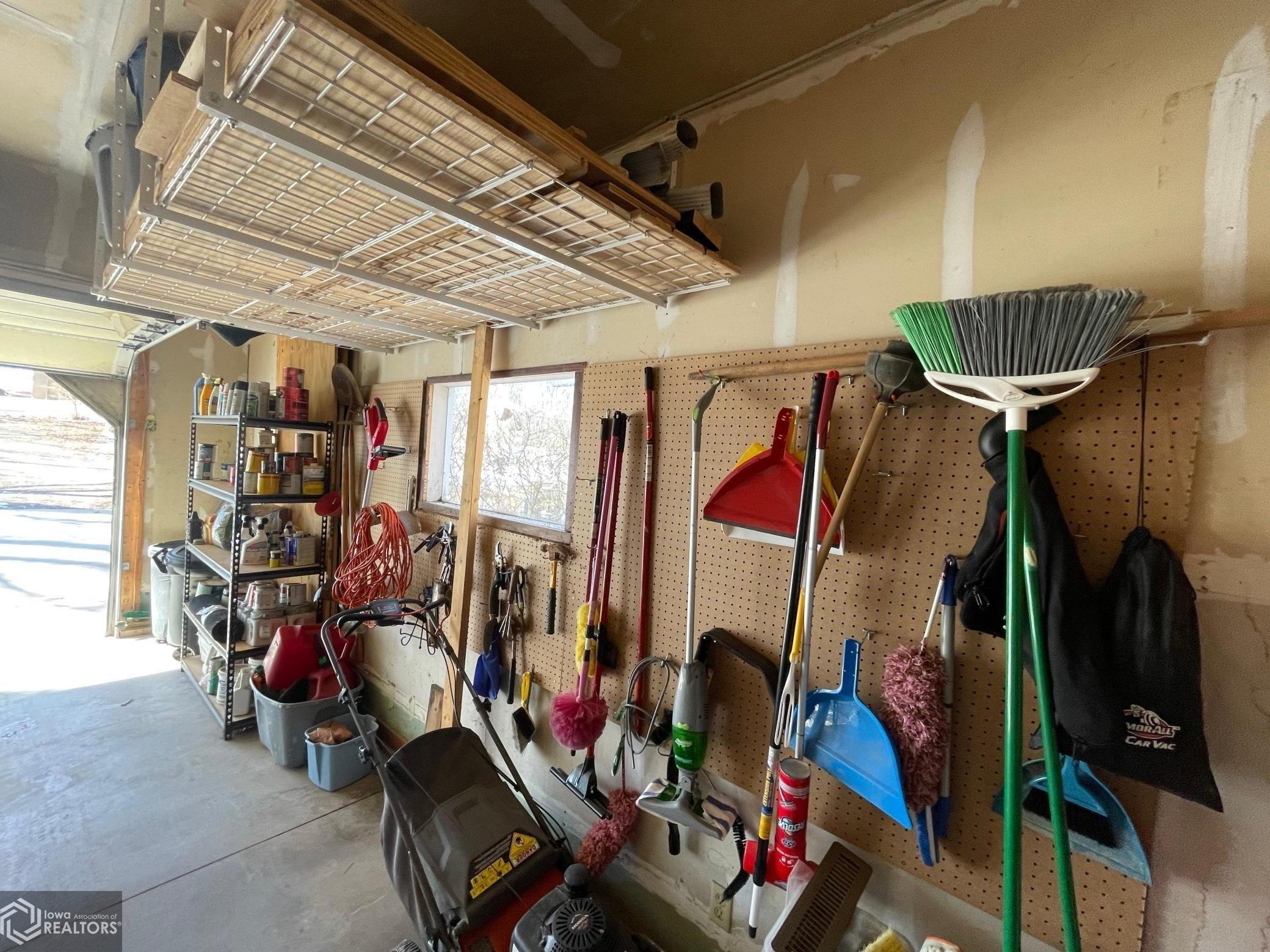 Peach Ave, Fairfield, IA 52556