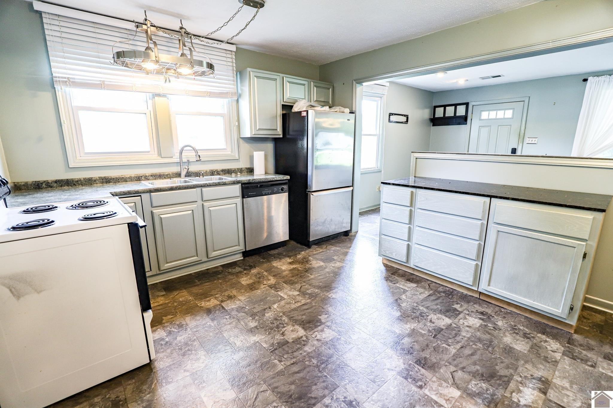 Oaklawn Dr, Paducah, KY 42003