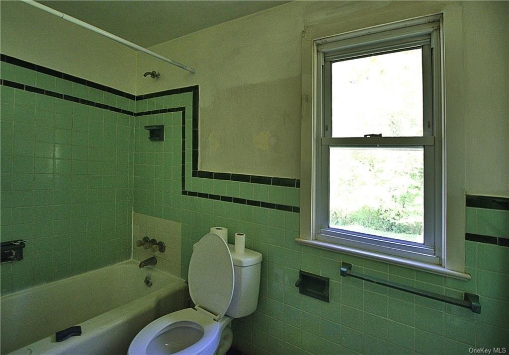 Webster Ave, Kerhonkson, NY 12446