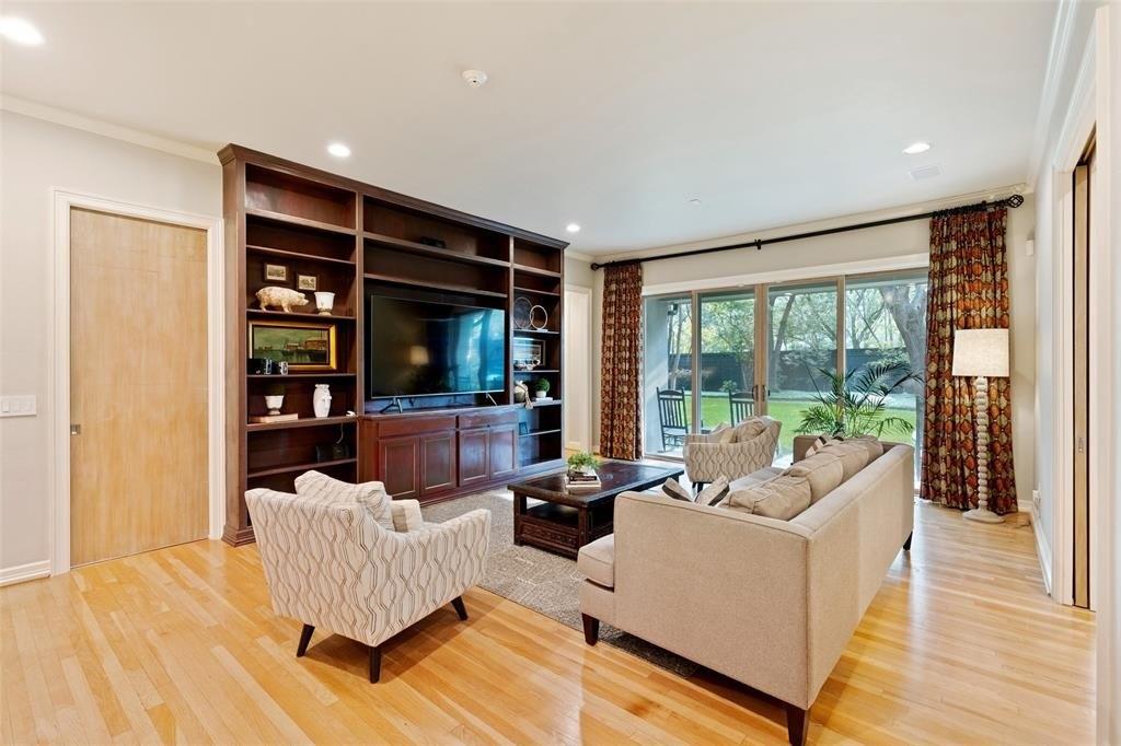Lennox Ln, Dallas, TX 75229