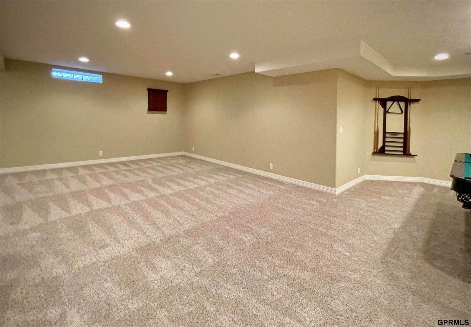 S 180th Plz, Omaha, NE 68130