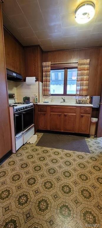 Elm St, Medina, NY 14103