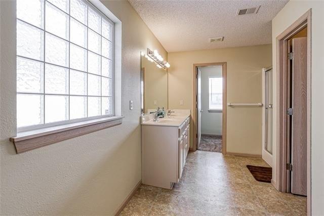 Hickoryleaf Ln, Raymore, MO 64083