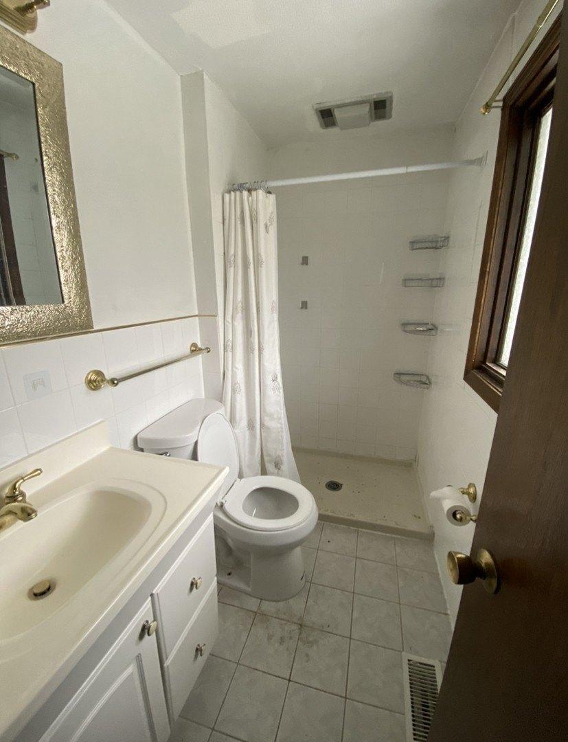 Brentwood Ct, Schaumburg, IL 60193