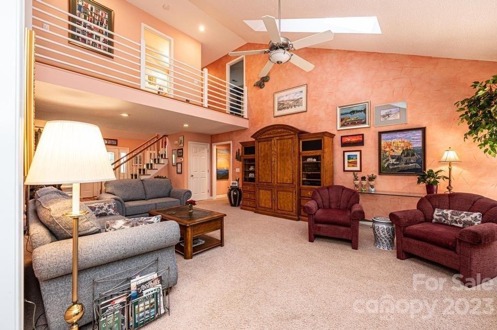 Pinecrest Dr Ne, Hickory, NC 28601