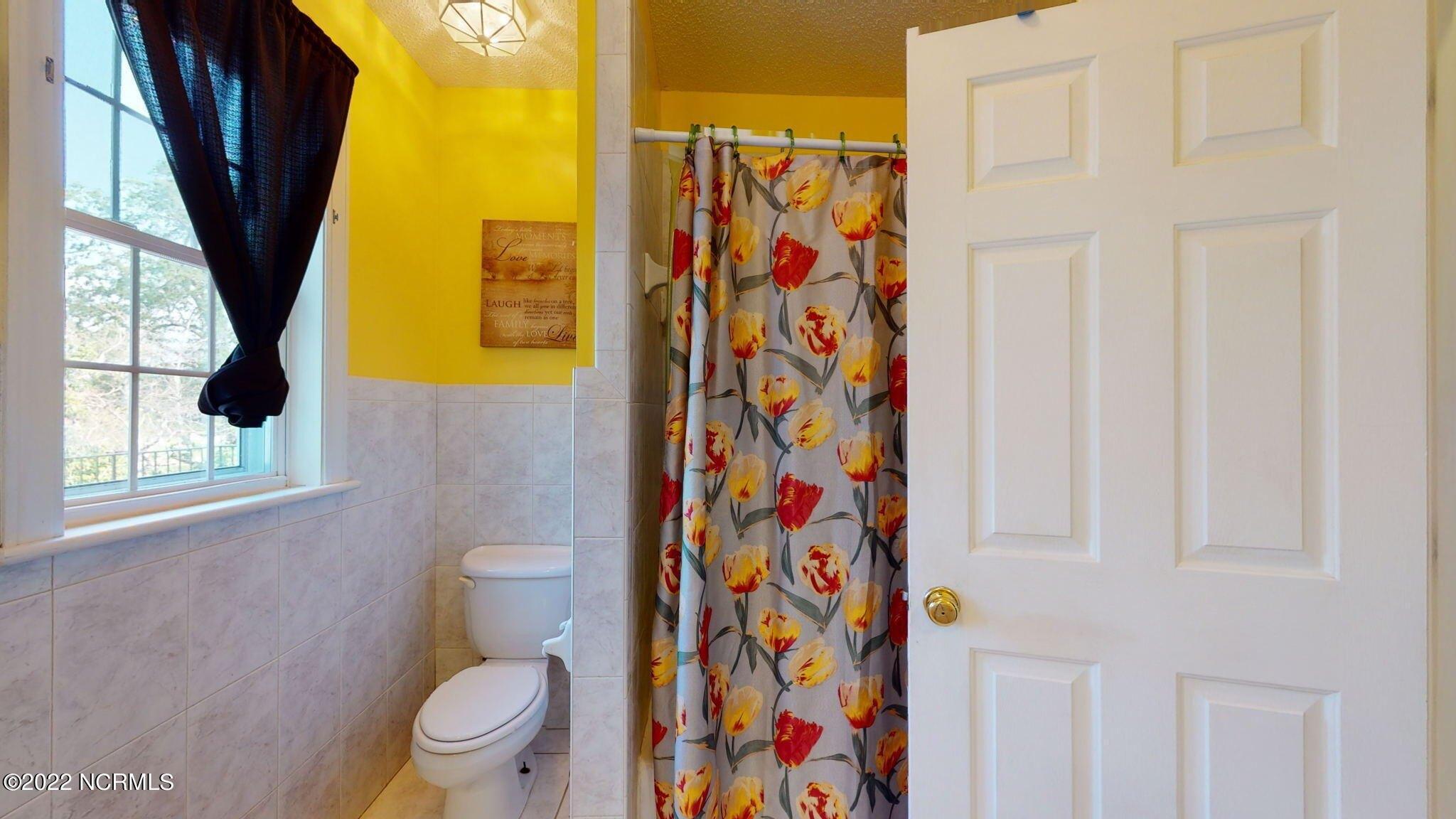 E Jones St, Trenton, NC 28585