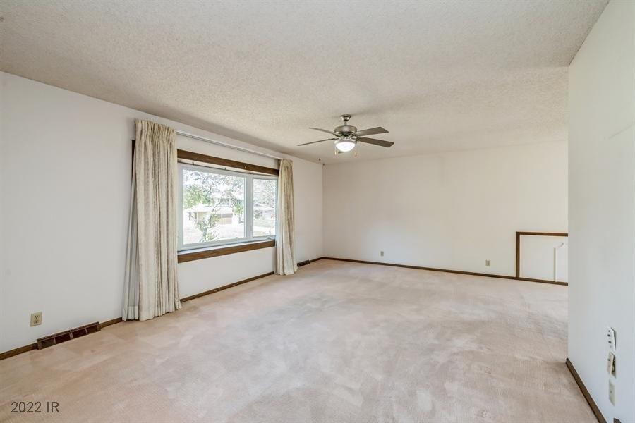 Maplenol Dr, West Des Moines, IA 50266
