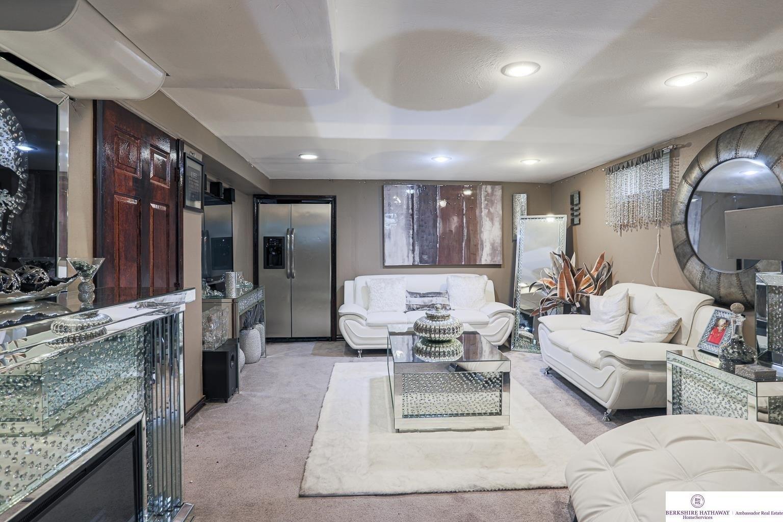 Pinkney St, Omaha, NE 68104