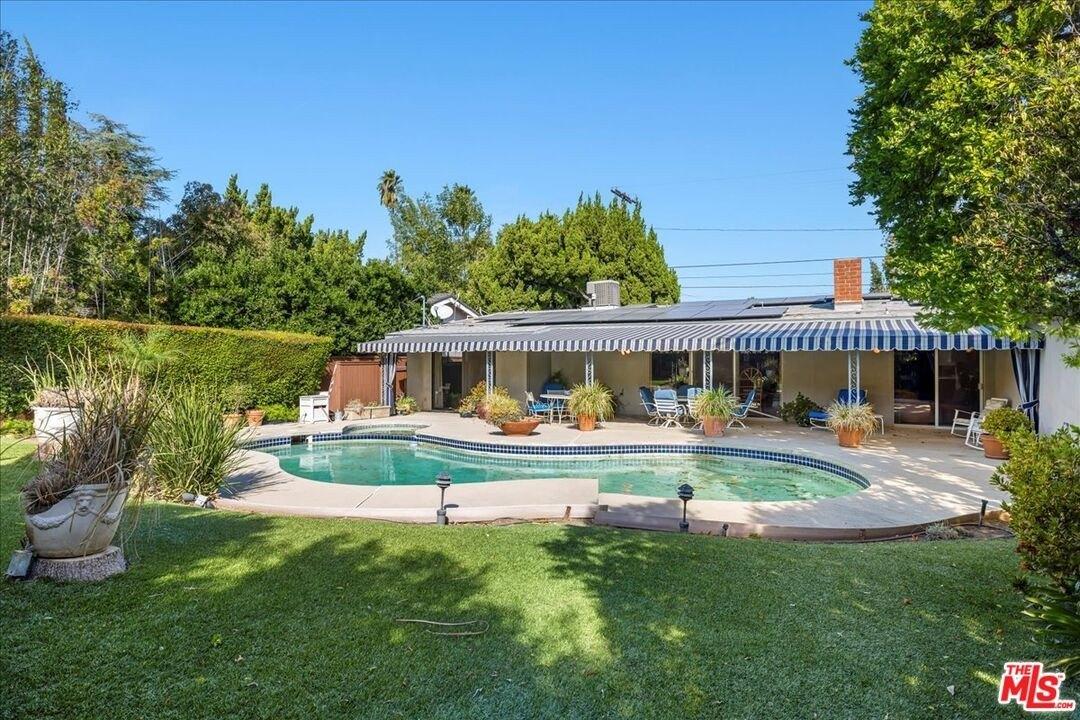 Burbank Blvd, Woodland Hills, CA 91367