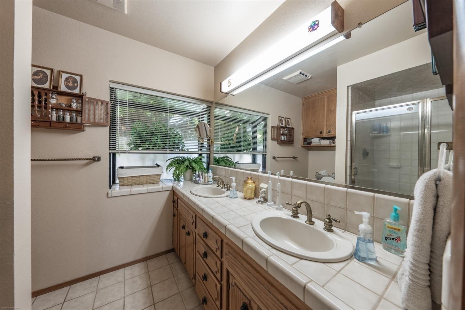 W Windsor Dr, Hanford, CA 93230