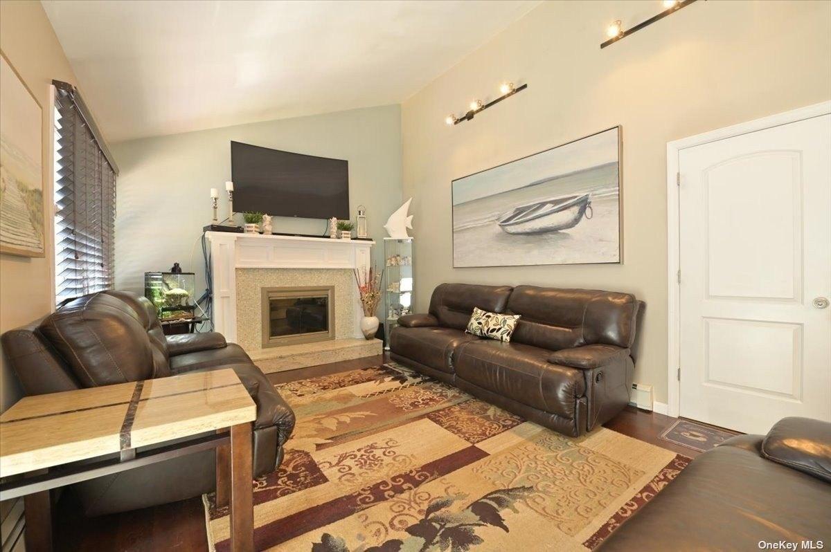 Bridgeport Ave, Medford, NY 11763
