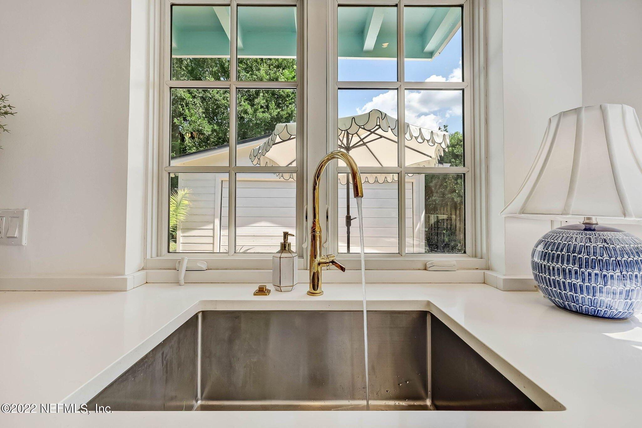 Avoca Pl, Jacksonville, FL 32207