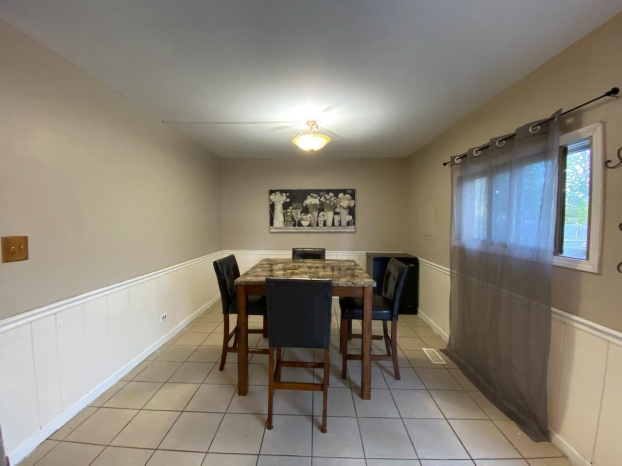 Far Hills Dr, Bolingbrook, IL 60440