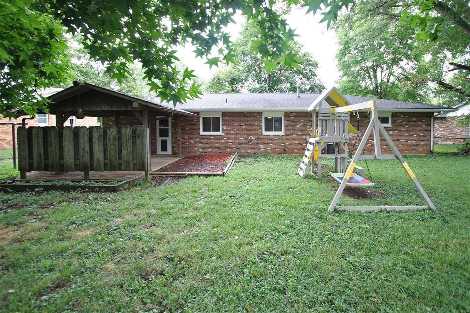 N Van Buren St, Trenton, IL 62293