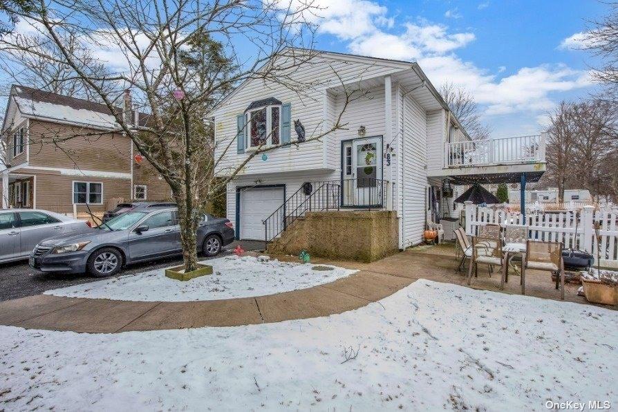 Revilo Ave, Shirley, NY 11967