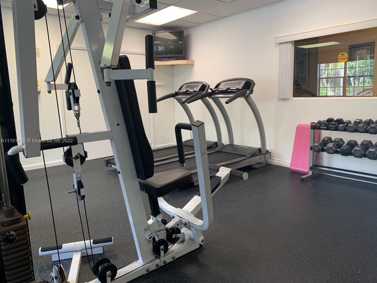 Palm Cir W, Pembroke Pines, FL 33025