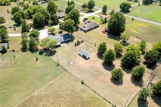 Honeysuckle Ln, Claremore, OK 74019