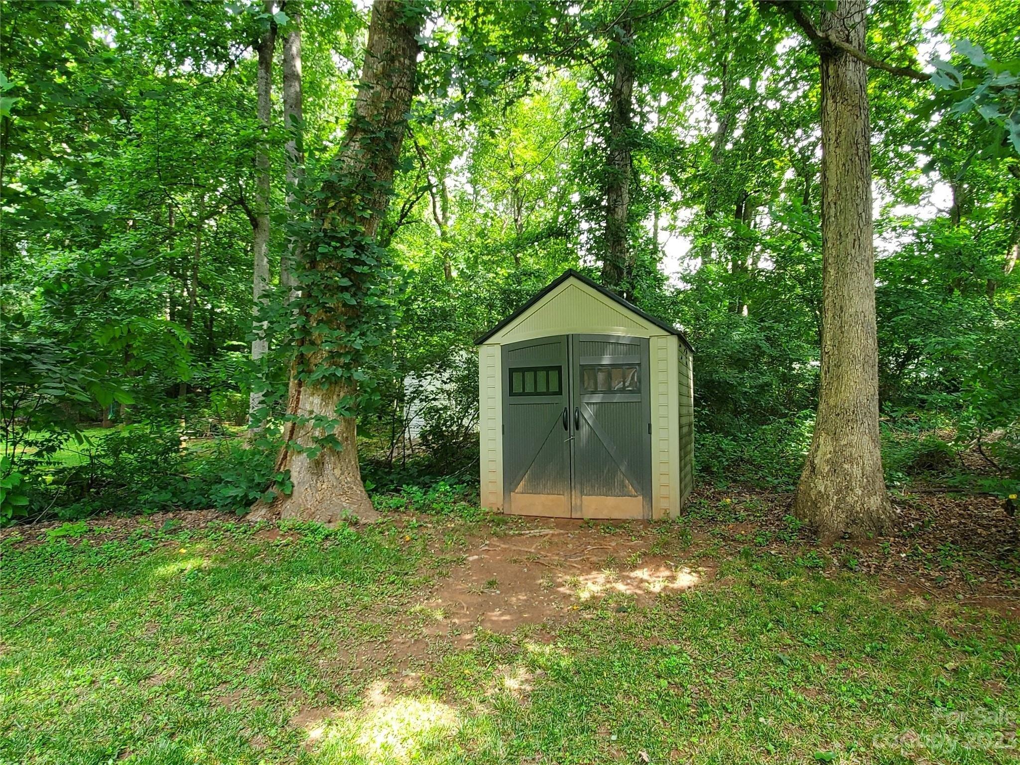 Hidden Creek Ct, Hickory, NC 28602