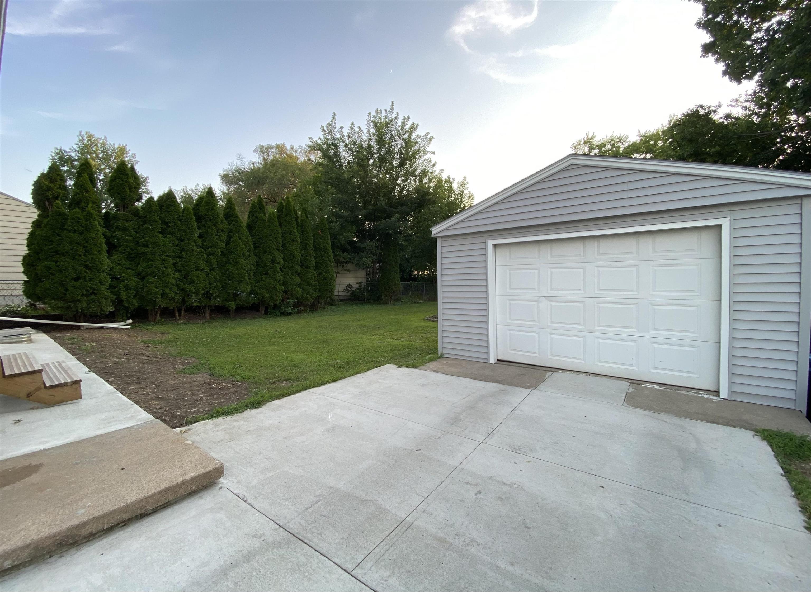 Lyon Ave, Waterloo, IA 50702