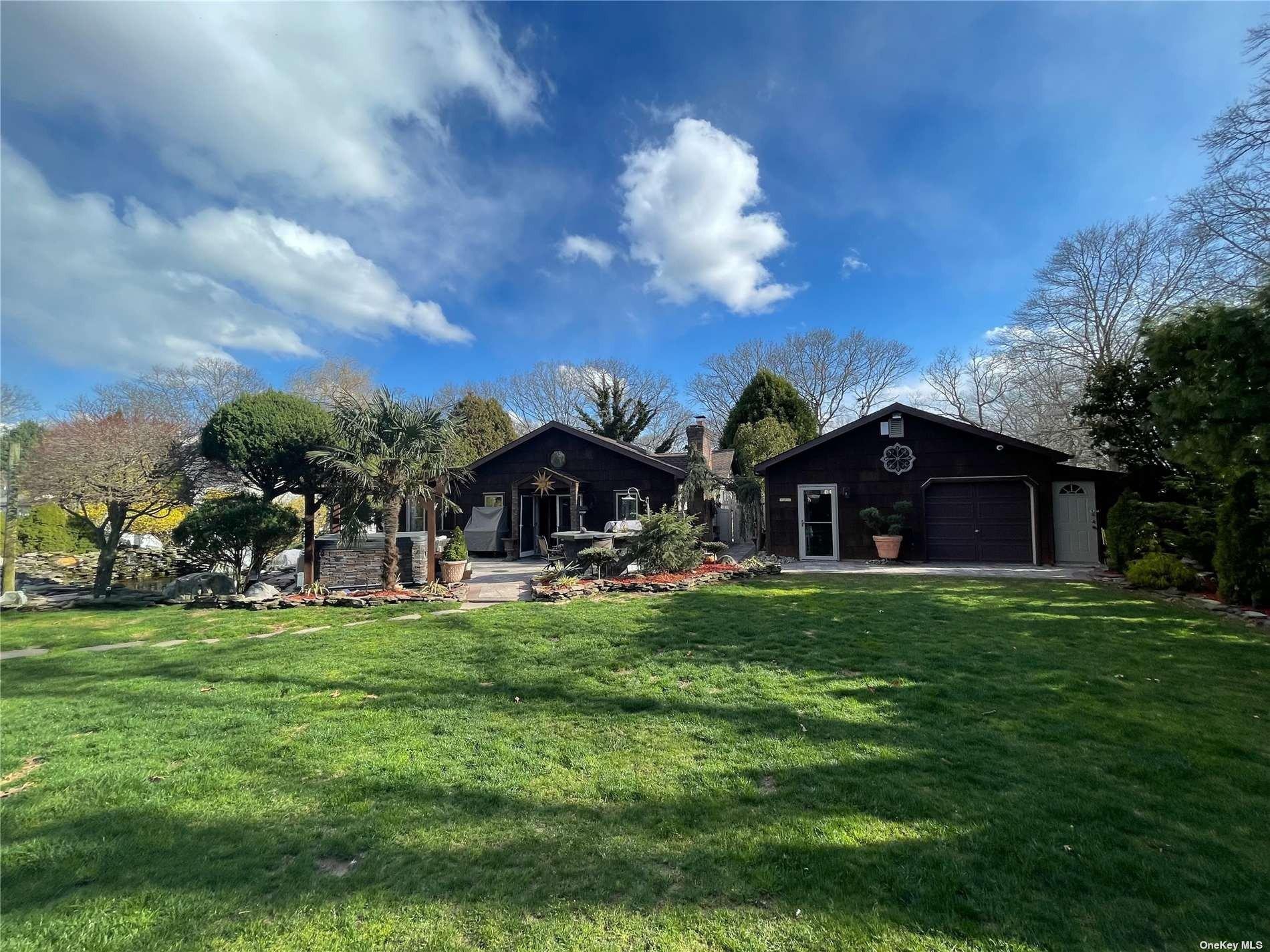 Laurel Ln, Shirley, NY 11967